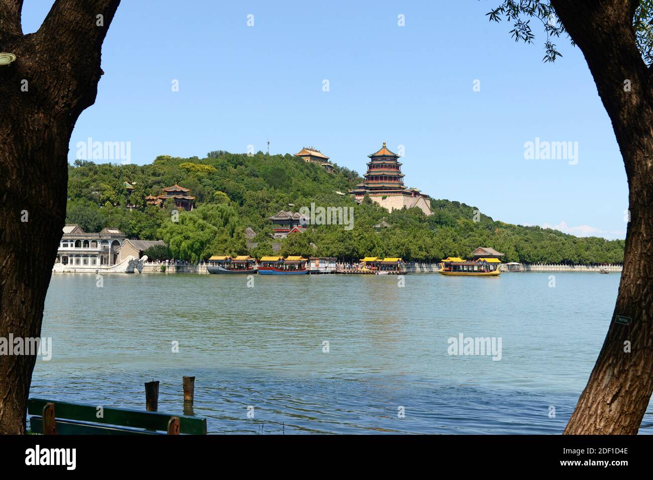 Blick über den Kunming-See am Sommerpalast in Peking, China, auf den Turm der buddhistischen Räucherstäbchen, Foxiangge, prominent. Stockfoto