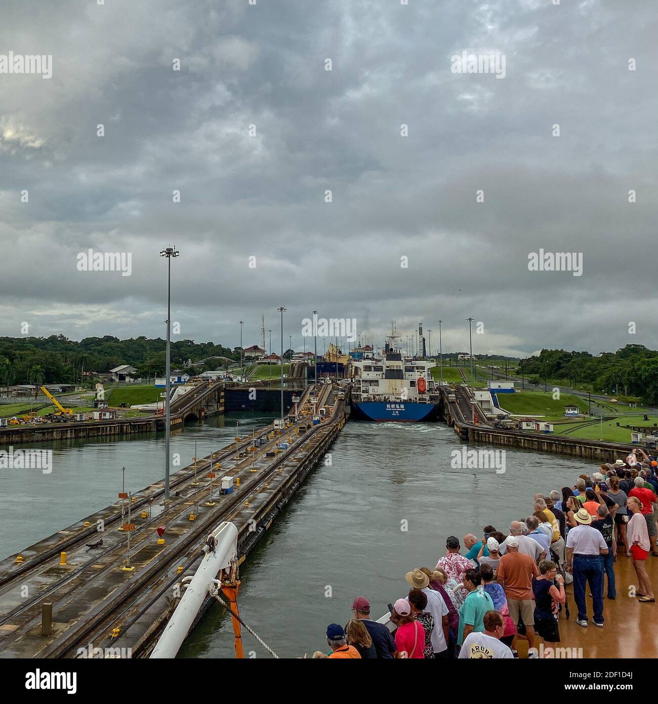 Panama - 11/6/19: ein Kreuzfahrtschiff mit den Passagieren auf dem Bug des Schiffes beobachten den Panama Kanal eingeben. Stockfoto