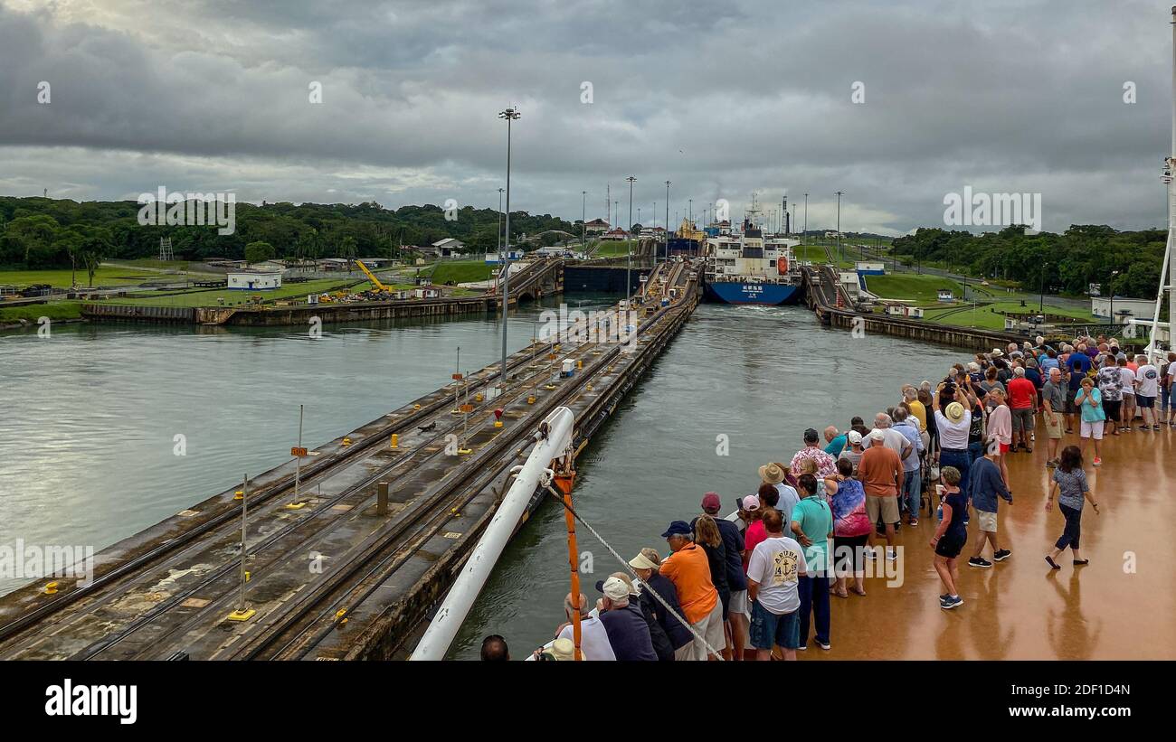 Panama - 11/6/19: ein Kreuzfahrtschiff mit den Passagieren auf dem Bug des Schiffes beobachten den Panama Kanal eingeben. Stockfoto