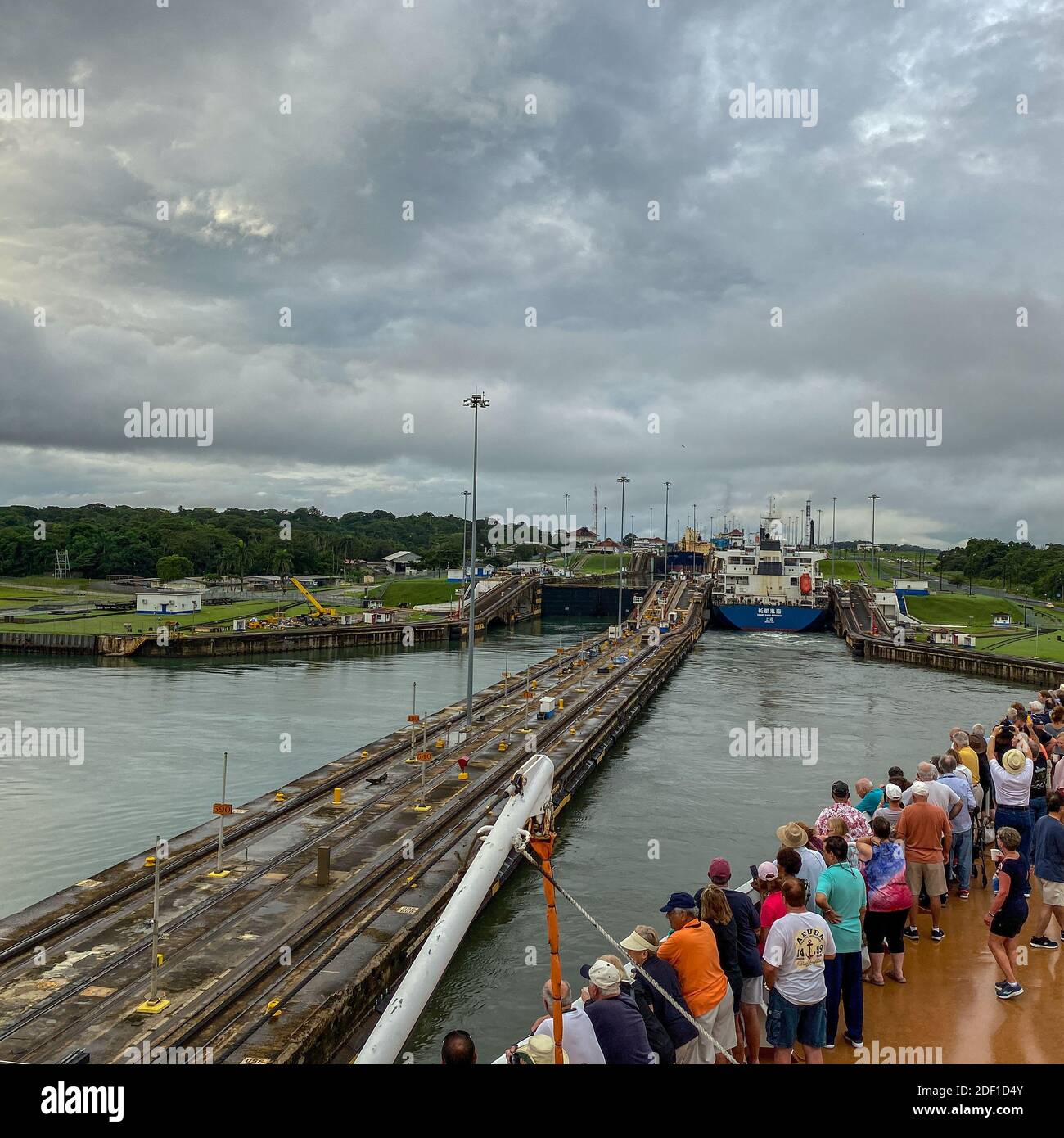 Panama - 11/6/19: ein Kreuzfahrtschiff mit den Passagieren auf dem Bug des Schiffes beobachten den Panama Kanal eingeben. Stockfoto