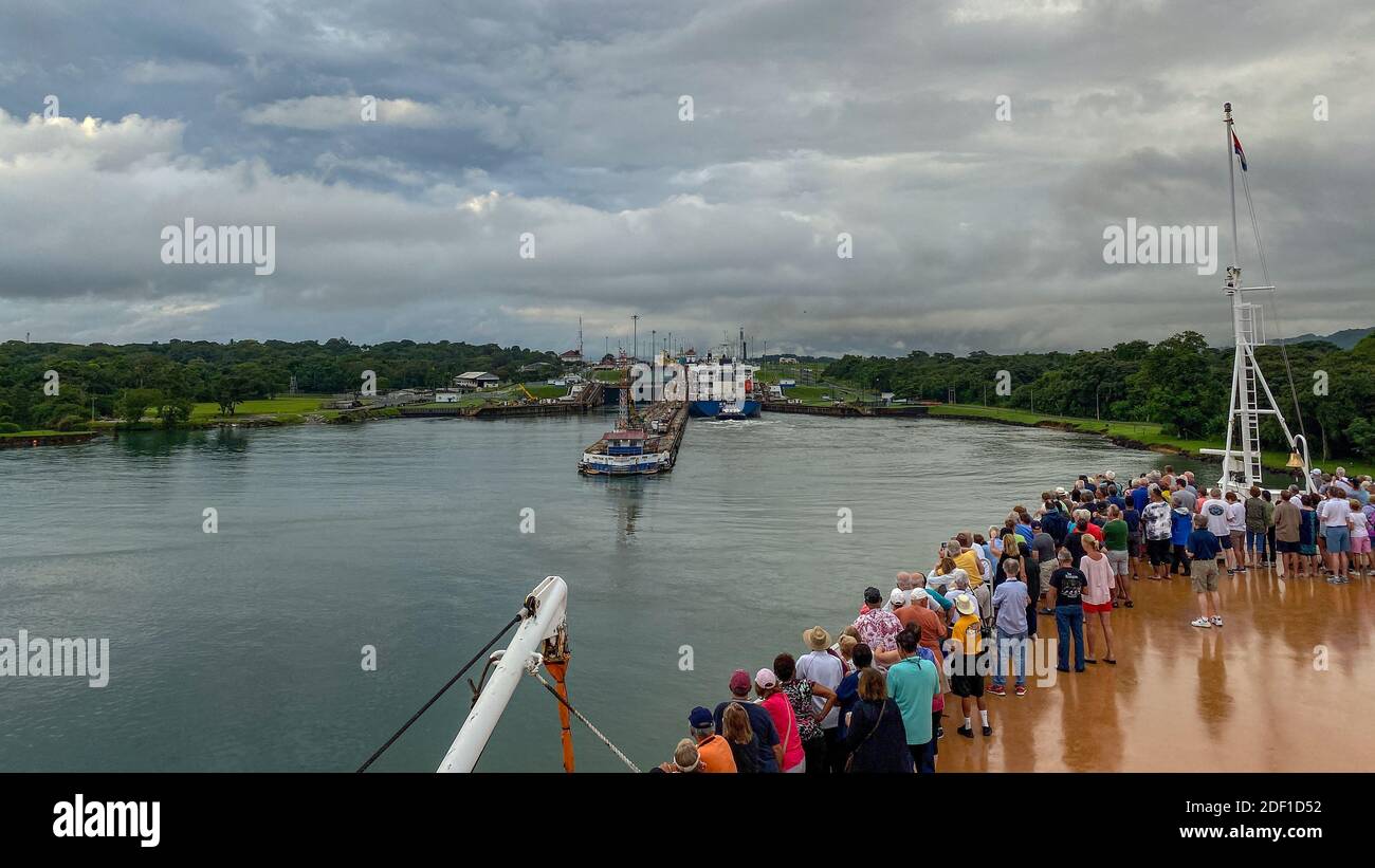 Panama - 11/6/19: ein Kreuzfahrtschiff mit den Passagieren auf dem Bug des Schiffes beobachten den Panama Kanal eingeben. Stockfoto