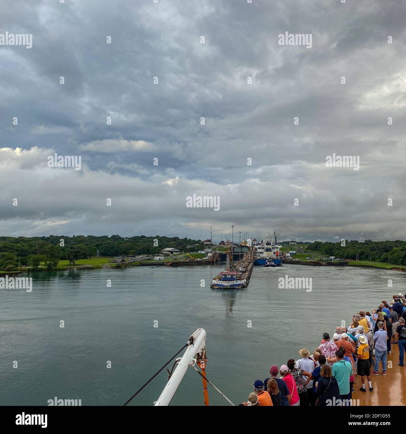 Panama - 11/6/19: ein Kreuzfahrtschiff mit den Passagieren auf dem Bug des Schiffes beobachten den Panama Kanal eingeben. Stockfoto