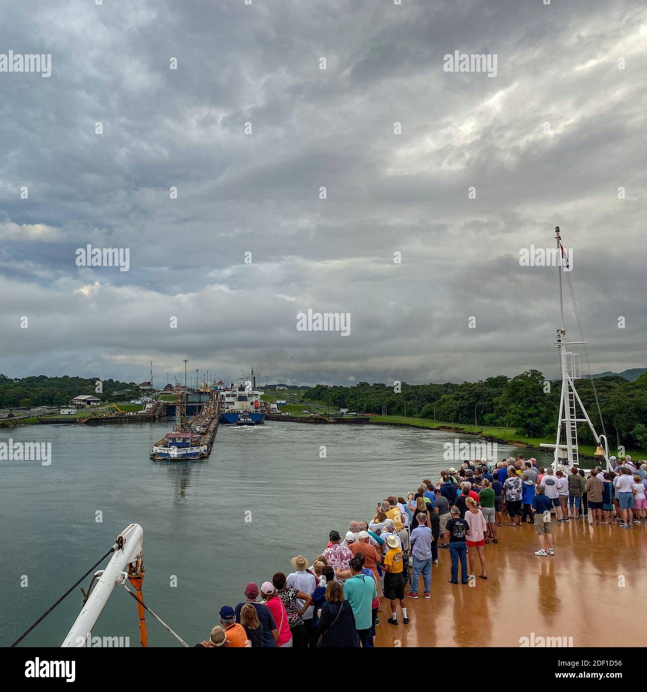 Panama - 11/6/19: ein Kreuzfahrtschiff mit den Passagieren auf dem Bug des Schiffes beobachten den Panama Kanal eingeben. Stockfoto