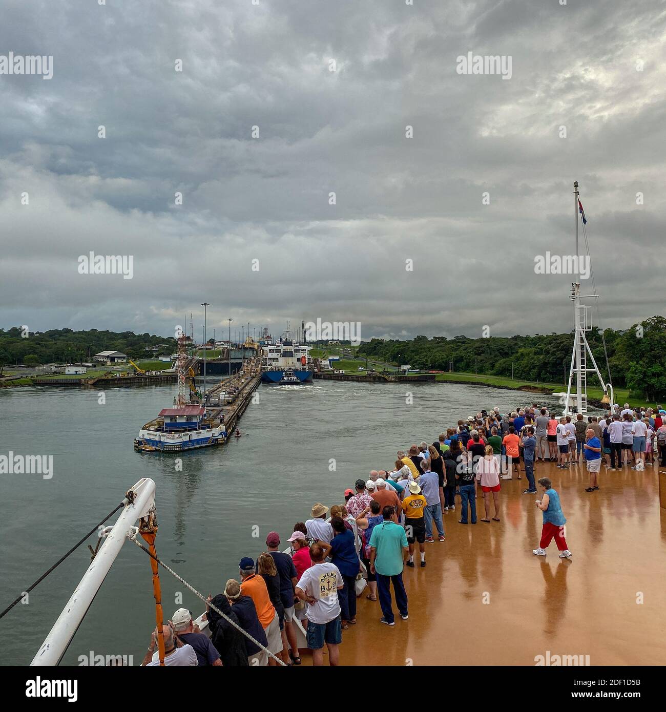 Panama - 11/6/19: ein Kreuzfahrtschiff mit den Passagieren auf dem Bug des Schiffes beobachten den Panama Kanal eingeben. Stockfoto