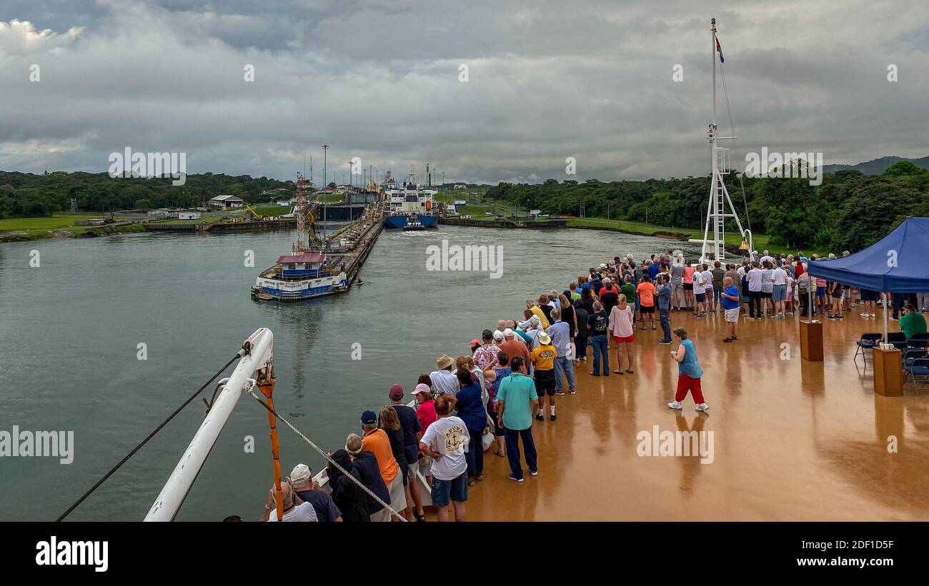 Panama - 11/6/19: ein Kreuzfahrtschiff mit den Passagieren auf dem Bug des Schiffes beobachten den Panama Kanal eingeben. Stockfoto
