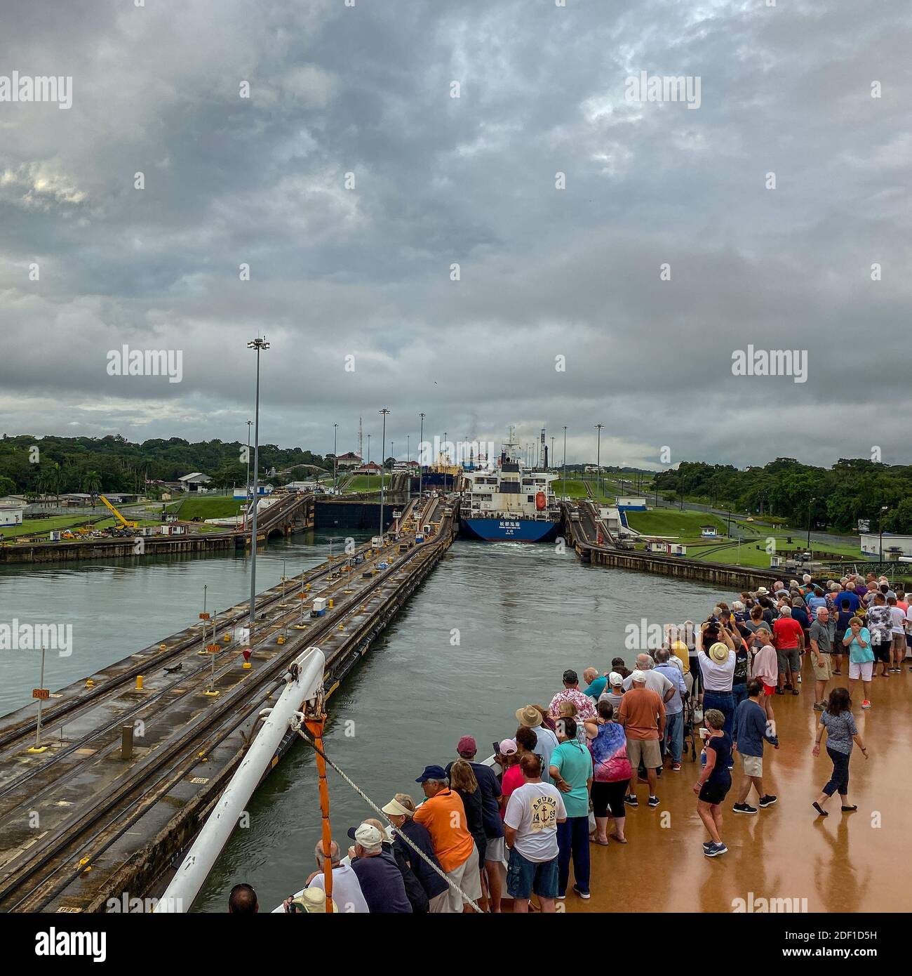 Panama - 11/6/19: ein Kreuzfahrtschiff mit den Passagieren auf dem Bug des Schiffes beobachten den Panama Kanal eingeben. Stockfoto