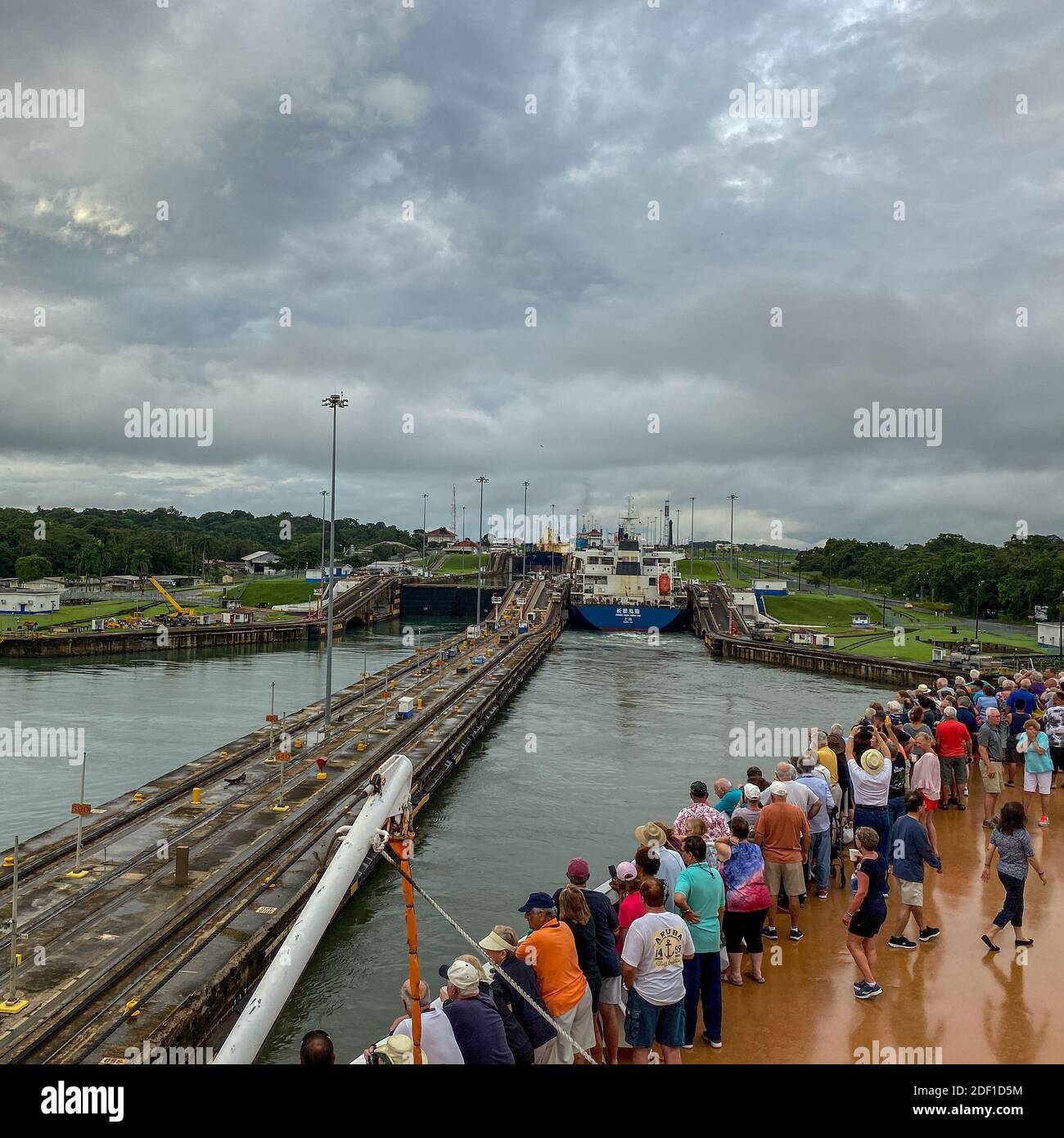 Panama - 11/6/19: ein Kreuzfahrtschiff mit den Passagieren auf dem Bug des Schiffes beobachten den Panama Kanal eingeben. Stockfoto
