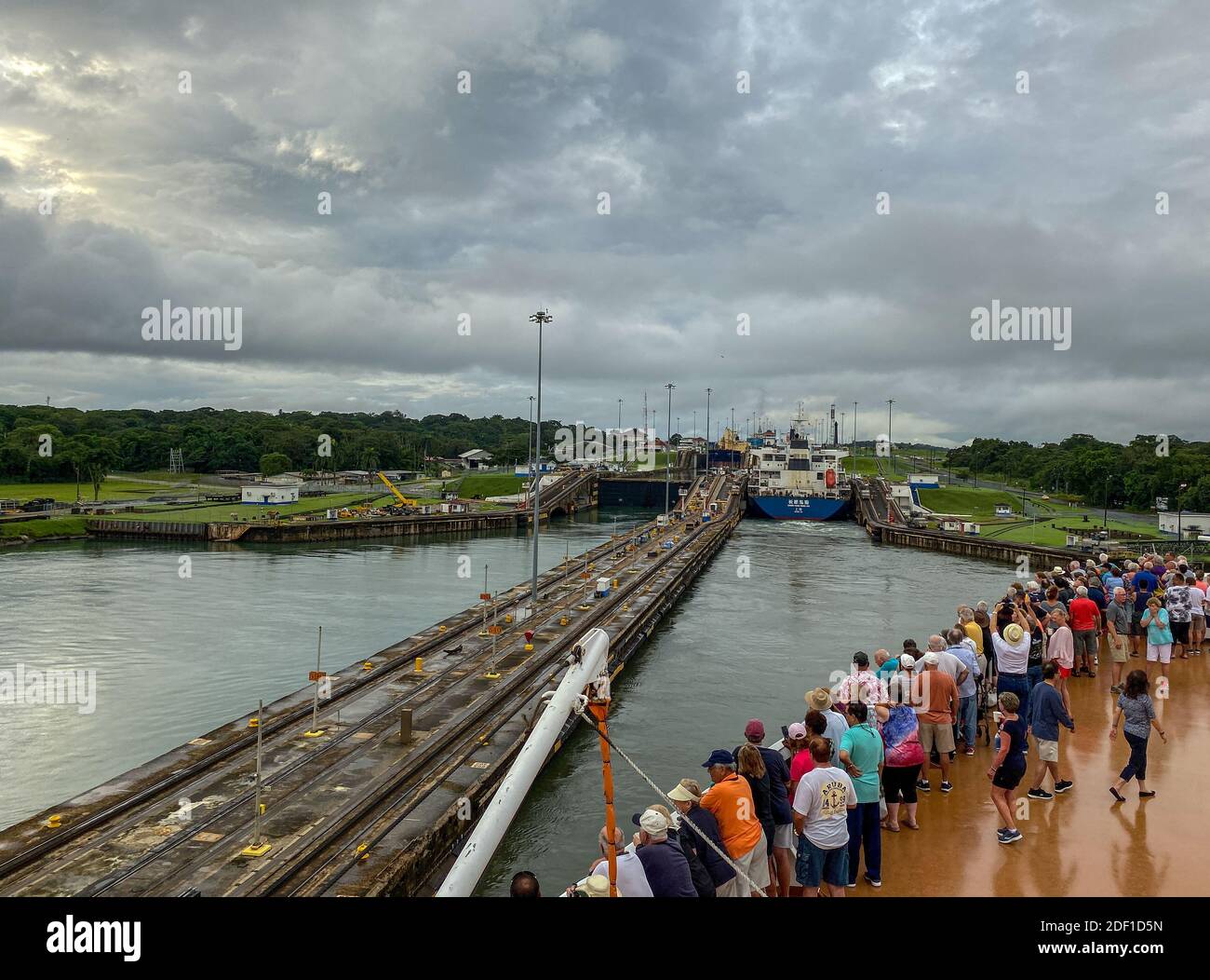 Panama - 11/6/19: ein Kreuzfahrtschiff mit den Passagieren auf dem Bug des Schiffes beobachten den Panama Kanal eingeben. Stockfoto