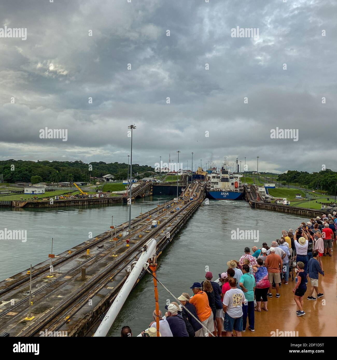 Panama - 11/6/19: ein Kreuzfahrtschiff mit den Passagieren auf dem Bug des Schiffes beobachten den Panama Kanal eingeben. Stockfoto