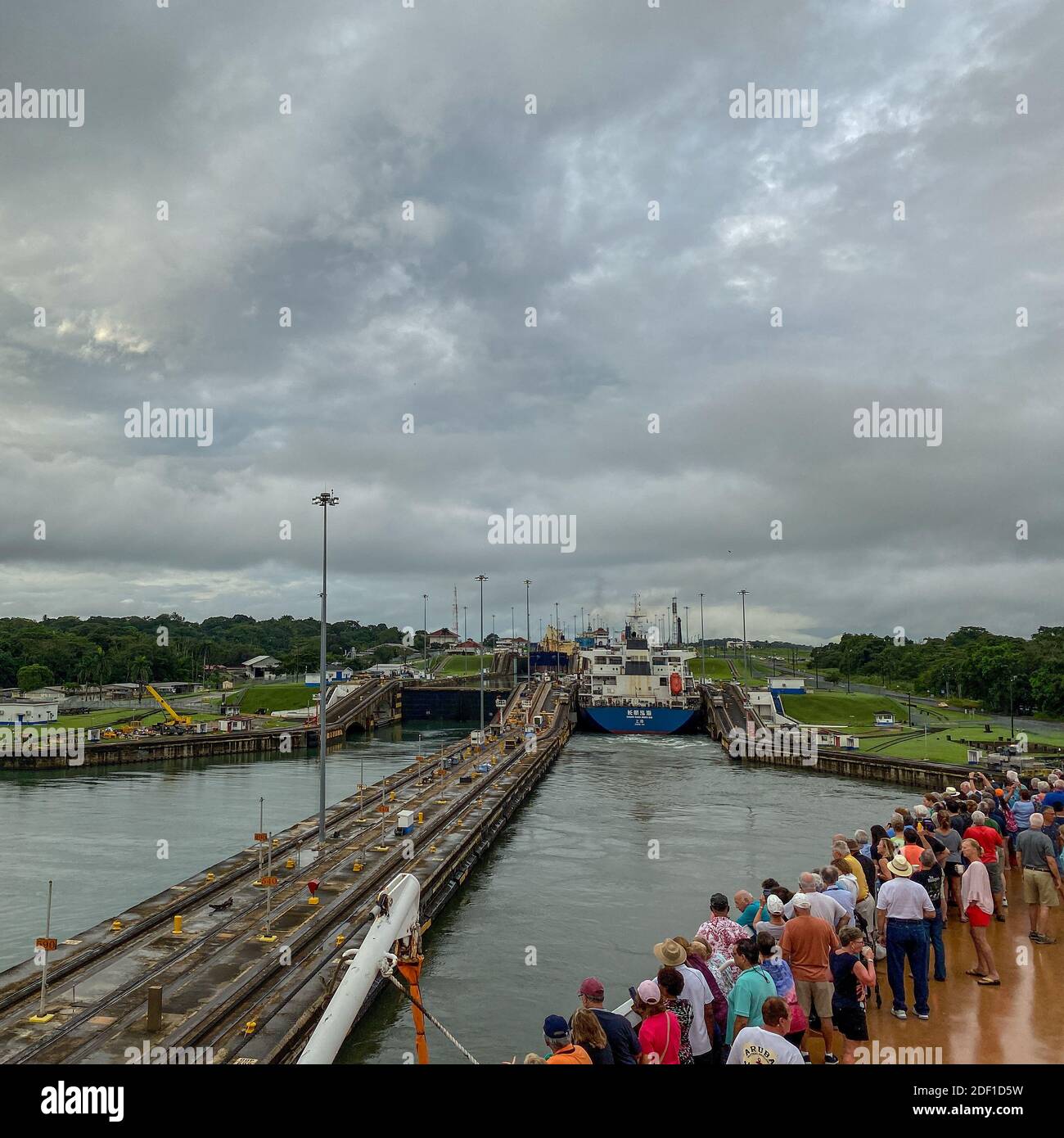 Panama - 11/6/19: ein Kreuzfahrtschiff mit den Passagieren auf dem Bug des Schiffes beobachten den Panama Kanal eingeben. Stockfoto