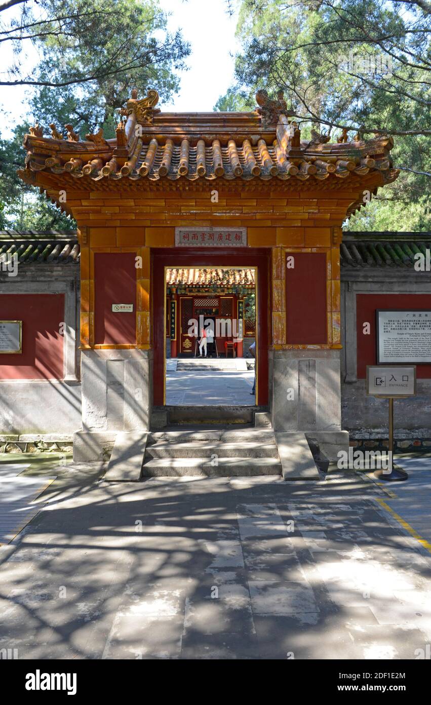 Ein Tor in einer Mauer auf dem Gelände des Sommerpalastes in Peking, China Stockfoto