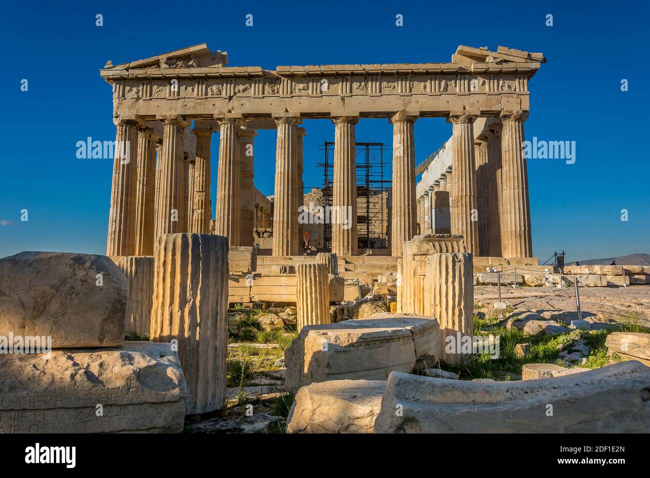 Die alten Griechen brauchten nur acht oder neun Jahre, um den Parthenon zu bauen. Seine modernen Restauratoren haben bereits über 30 Jahre und fast 90 Millionen Dollar. Stockfoto