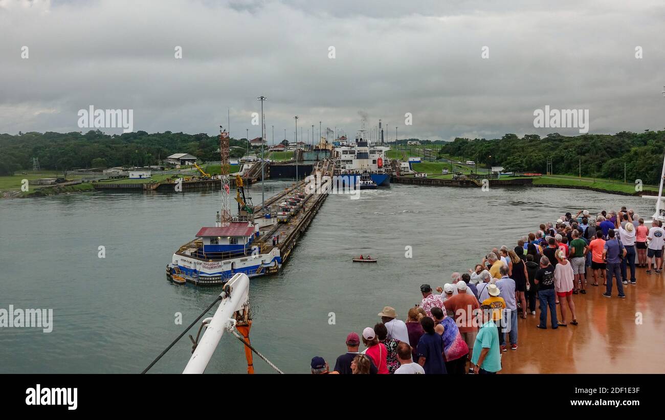Panama - 11/6/19: ein Kreuzfahrtschiff mit den Passagieren auf den Bug eines Schiffes die erste Schleuse des Panamakanals eingeben. Stockfoto