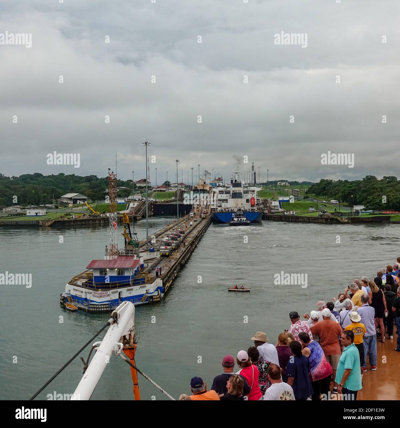 Panama - 11/6/19: ein Kreuzfahrtschiff mit den Passagieren auf den Bug eines Schiffes die erste Schleuse des Panamakanals eingeben. Stockfoto