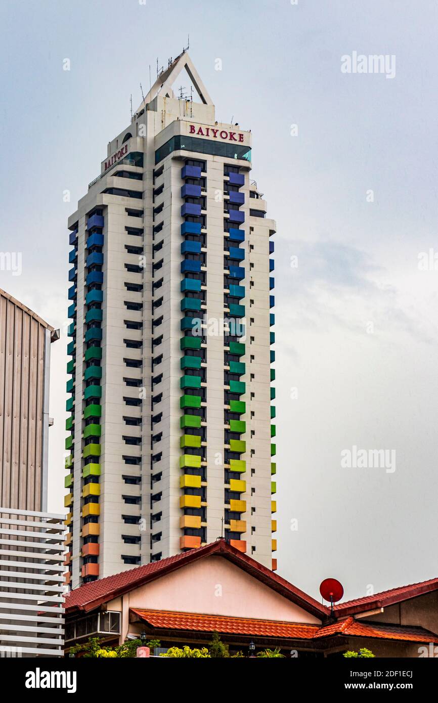 Baiyoke Tower 1 in Bangkok, Thailand. Regenbogenfarbener Wolkenkratzer in der Millionenmetropole. Stockfoto