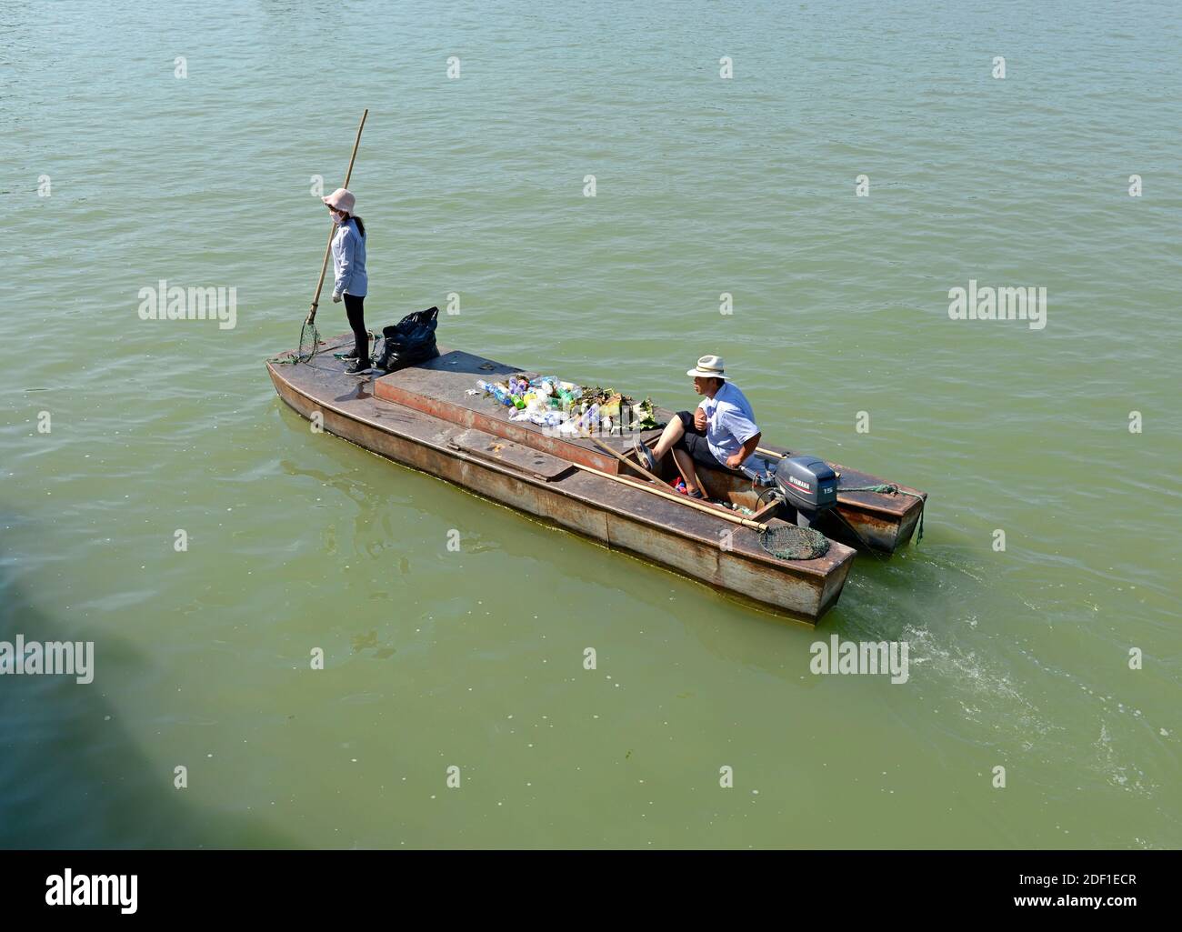Ein Abfallboot sammelt Müll vom Kunming-See auf dem Gelände des Sommerpalastes in Peking, China Stockfoto