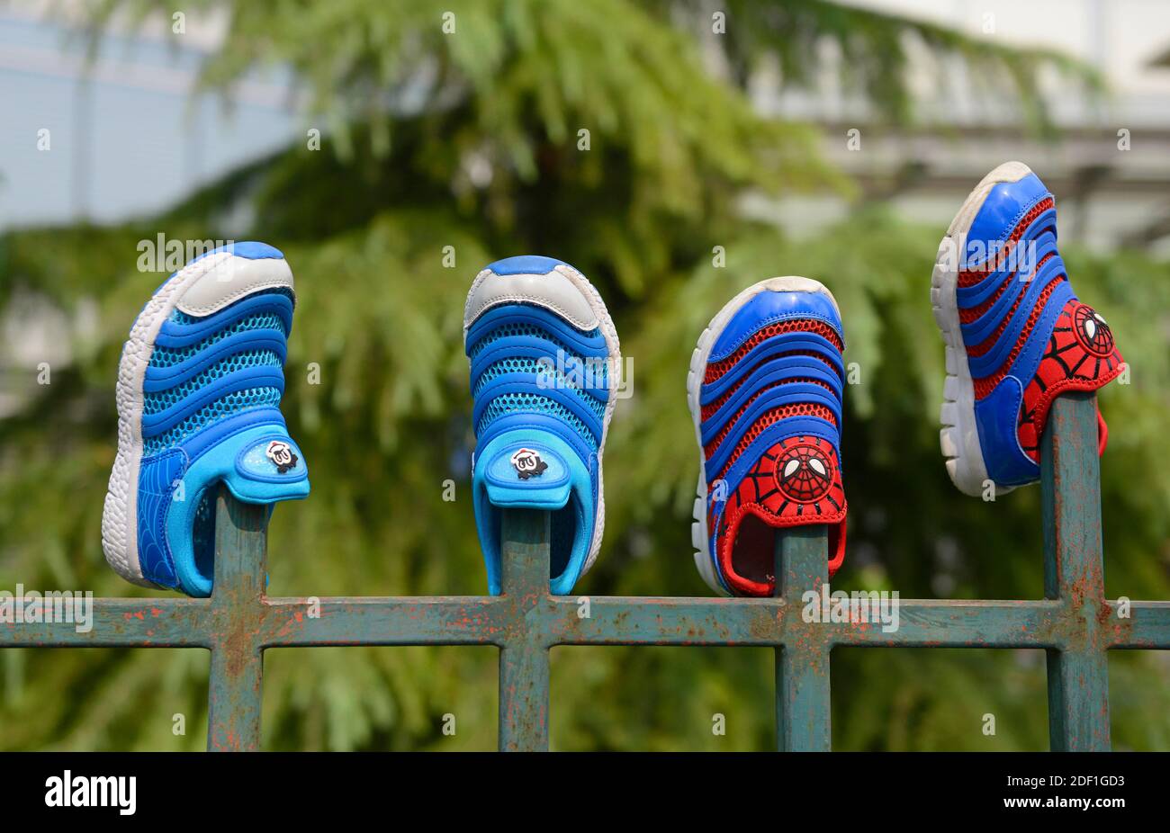 Zwei Paar Kinderschuhe trocknen an der frischen Luft auf einem Zaun im Westen von Peking, China Stockfoto