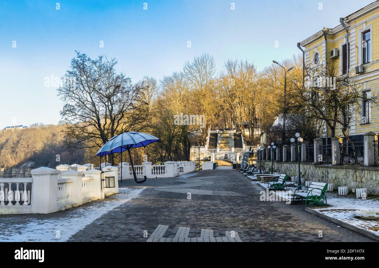 Kamianets-Podilskyi, Ukraine 01.07.2020. Kamianets-Podilskyi Stadtpark in den frühen Wintermorgen Stockfoto