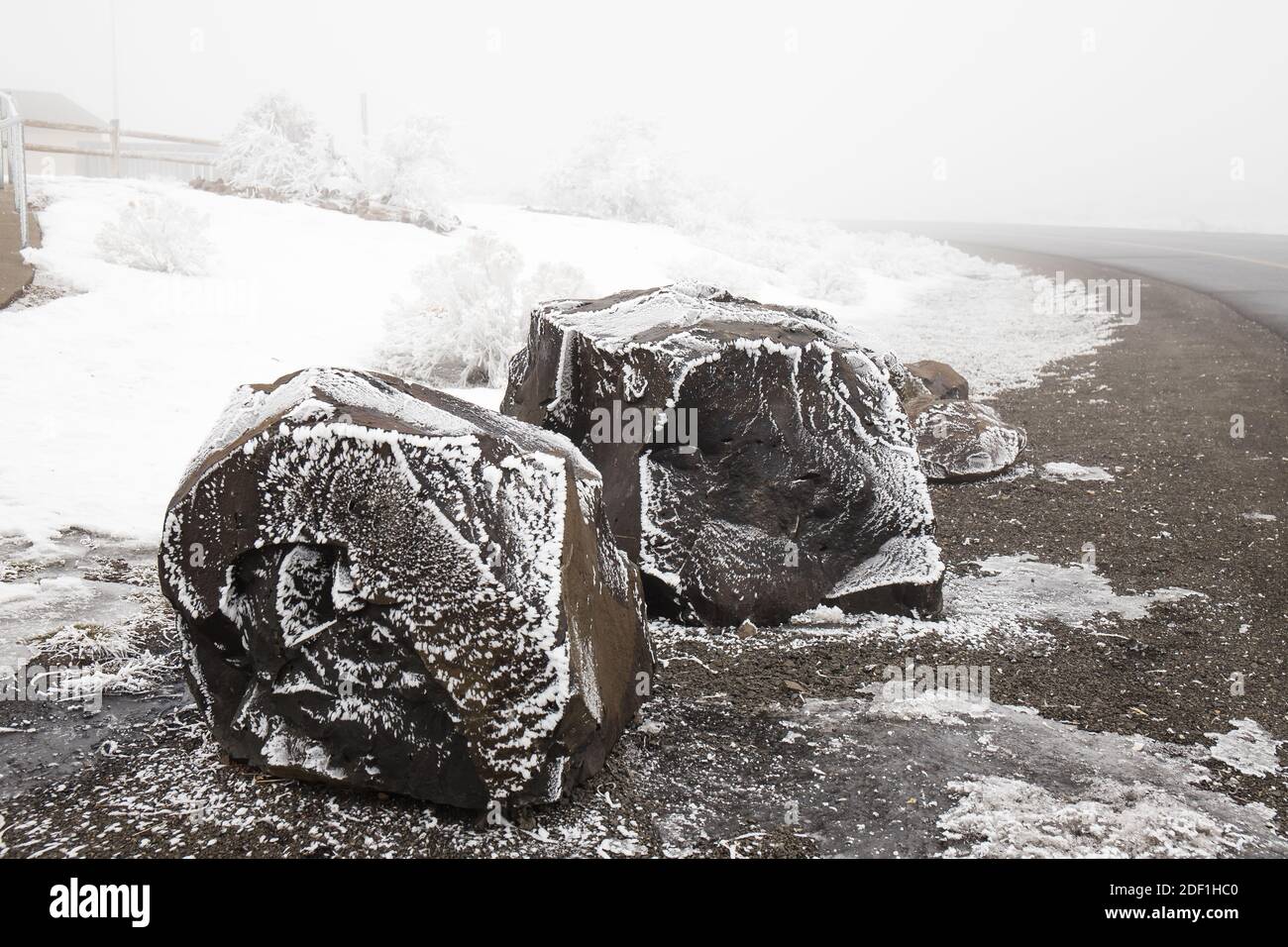 Frostbedeckte Felsbrocken entlang der Road im Winter Stockfoto