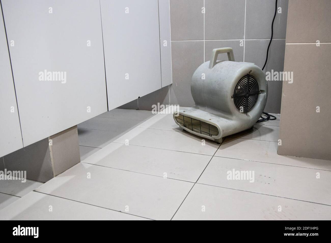 Boden Trockner Gebläse Ventilator Maschine im Bad trocknen nassen Boden  Stockfotografie - Alamy