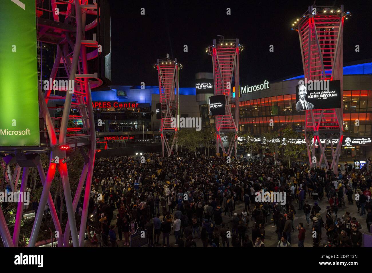 Atmosphäre rund um das Staples Center an dem Tag, an dem der ehemalige NBA-Star Kobe Bryant bei einem Hubschrauberabsturz ums Leben kam. 9 Personen starben bei dem Unfall, einschließlich Kobes Tochter und Freunde.26. Januar 2020 in Calabas, Kalifornien. Foto von Lionel Hahn/ABACAPRESS.COM Stockfoto