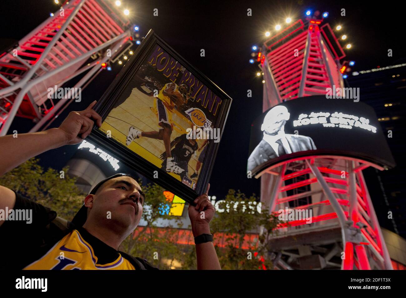 Atmosphäre rund um das Staples Center an dem Tag, an dem der ehemalige NBA-Star Kobe Bryant bei einem Hubschrauberabsturz ums Leben kam. 9 Personen starben bei dem Unfall, einschließlich Kobes Tochter und Freunde.26. Januar 2020 in Calabas, Kalifornien. Foto von Lionel Hahn/ABACAPRESS.COM Stockfoto