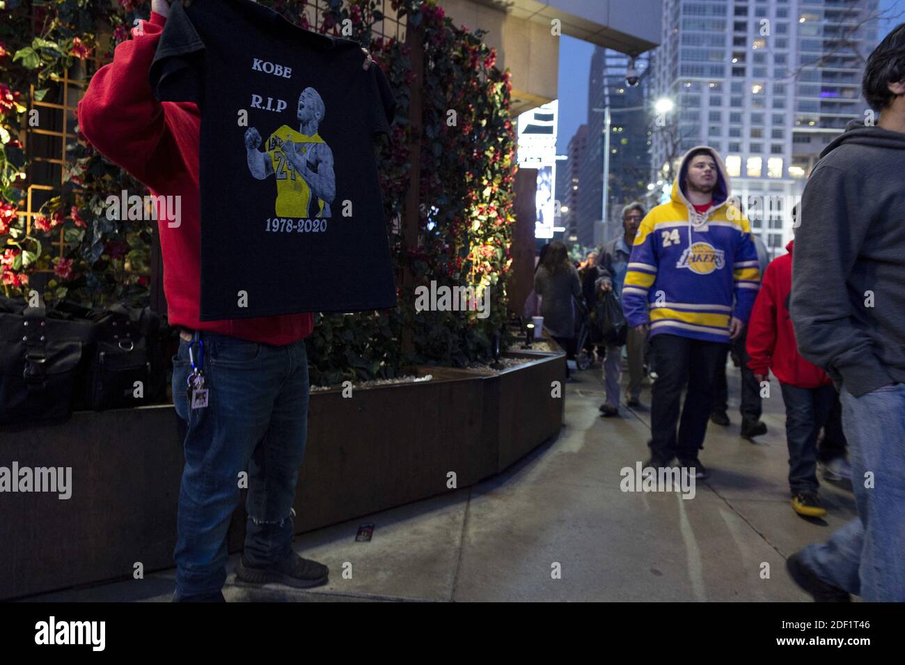 Atmosphäre rund um das Staples Center an dem Tag, an dem der ehemalige NBA-Star Kobe Bryant bei einem Hubschrauberabsturz ums Leben kam. 9 Personen starben bei dem Unfall, einschließlich Kobes Tochter und Freunde.26. Januar 2020 in Calabas, Kalifornien. Foto von Lionel Hahn/ABACAPRESS.COM Stockfoto