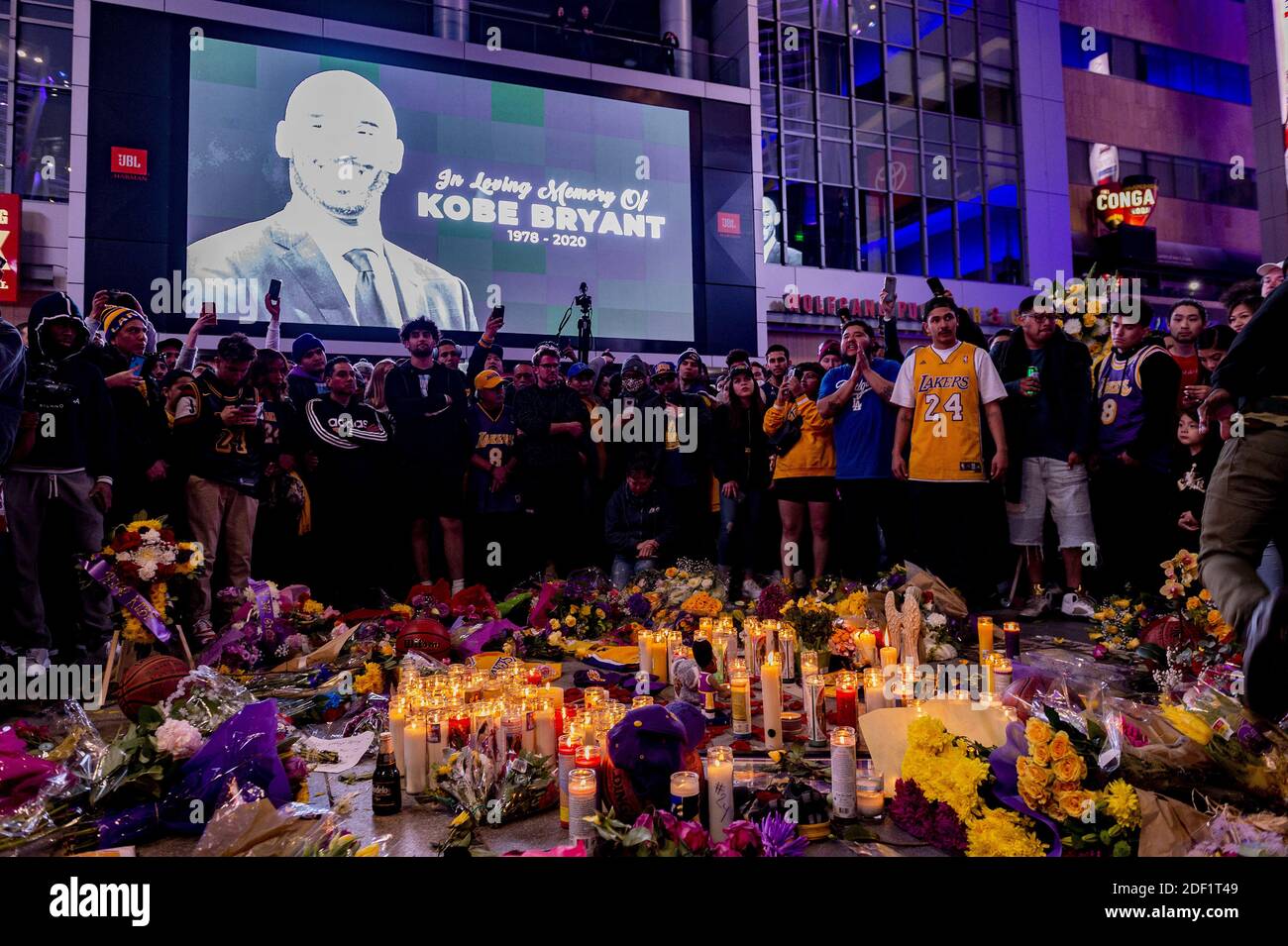 Atmosphäre rund um das Staples Center an dem Tag, an dem der ehemalige NBA-Star Kobe Bryant bei einem Hubschrauberabsturz ums Leben kam. 9 Personen starben bei dem Unfall, einschließlich Kobes Tochter und Freunde.26. Januar 2020 in Calabas, Kalifornien. Foto von Lionel Hahn/ABACAPRESS.COM Stockfoto