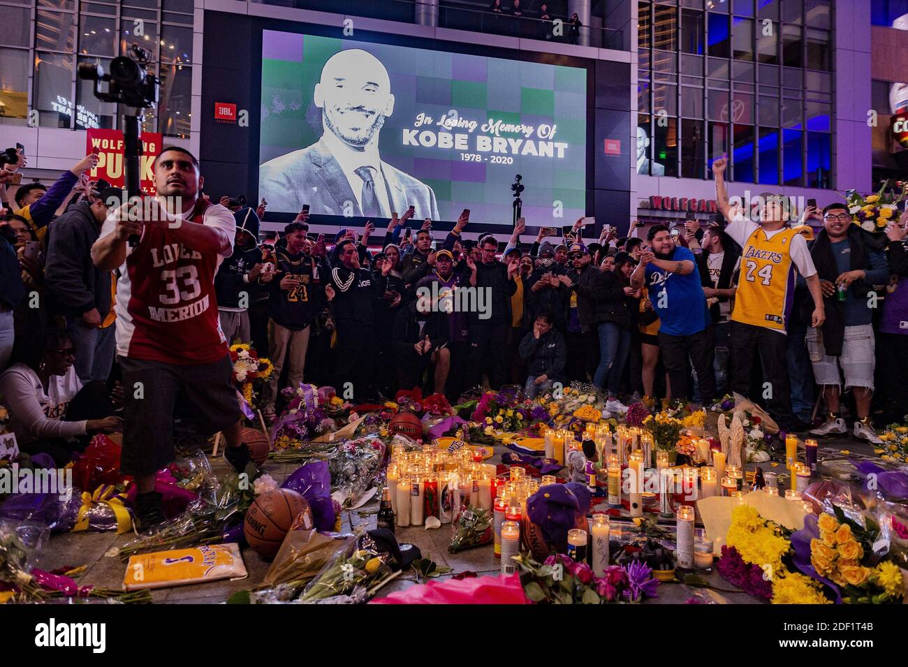 Atmosphäre rund um das Staples Center an dem Tag, an dem der ehemalige NBA-Star Kobe Bryant bei einem Hubschrauberabsturz ums Leben kam. 9 Personen starben bei dem Unfall, einschließlich Kobes Tochter und Freunde.26. Januar 2020 in Calabas, Kalifornien. Foto von Lionel Hahn/ABACAPRESS.COM Stockfoto