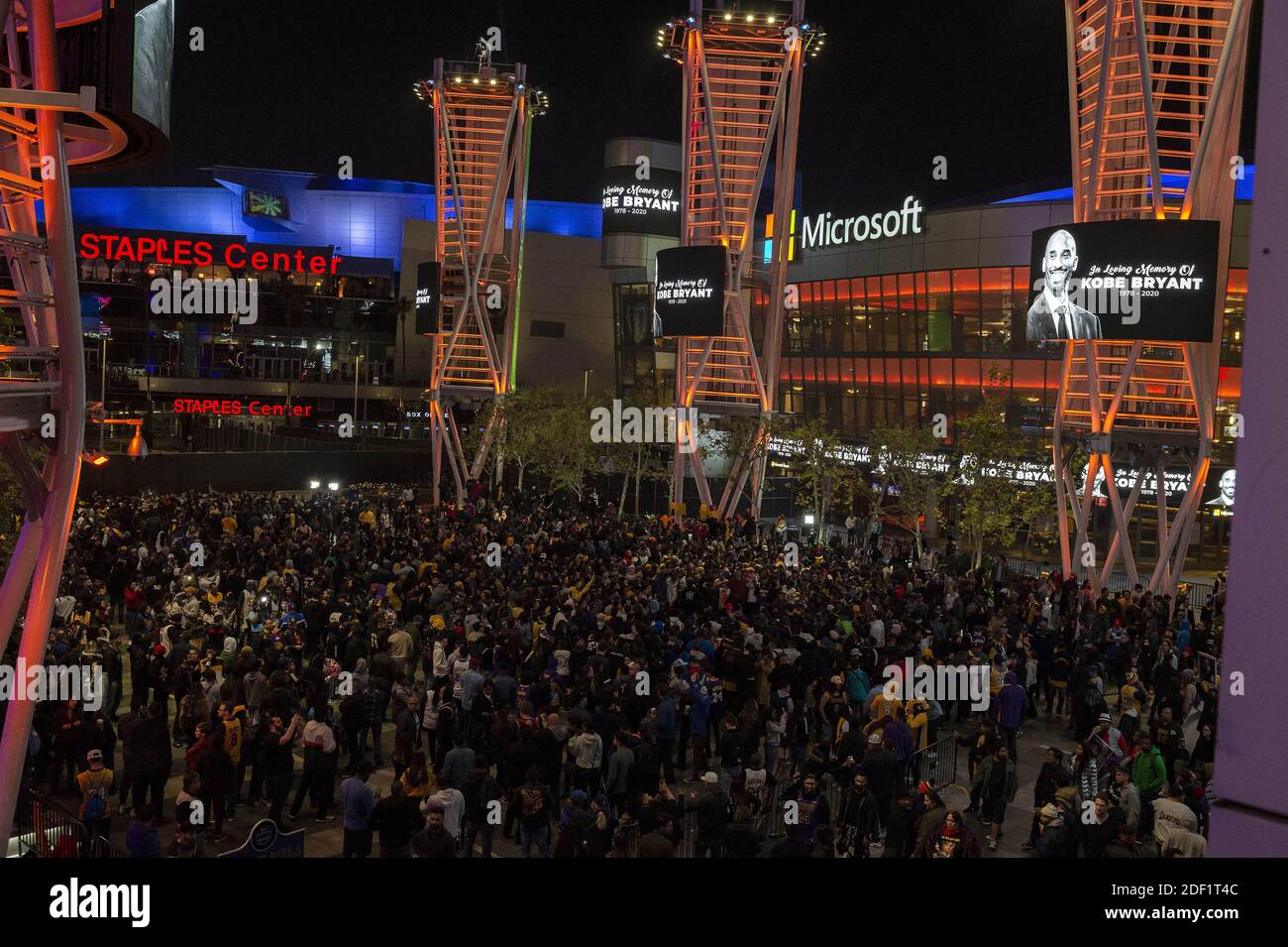 Atmosphäre rund um das Staples Center an dem Tag, an dem der ehemalige NBA-Star Kobe Bryant bei einem Hubschrauberabsturz ums Leben kam. 9 Personen starben bei dem Unfall, einschließlich Kobes Tochter und Freunde.26. Januar 2020 in Calabas, Kalifornien. Foto von Lionel Hahn/ABACAPRESS.COM Stockfoto