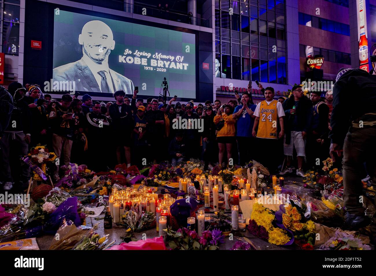 Atmosphäre rund um das Staples Center an dem Tag, an dem der ehemalige NBA-Star Kobe Bryant bei einem Hubschrauberabsturz ums Leben kam. 9 Personen starben bei dem Unfall, einschließlich Kobes Tochter und Freunde.26. Januar 2020 in Calabas, Kalifornien. Foto von Lionel Hahn/ABACAPRESS.COM Stockfoto