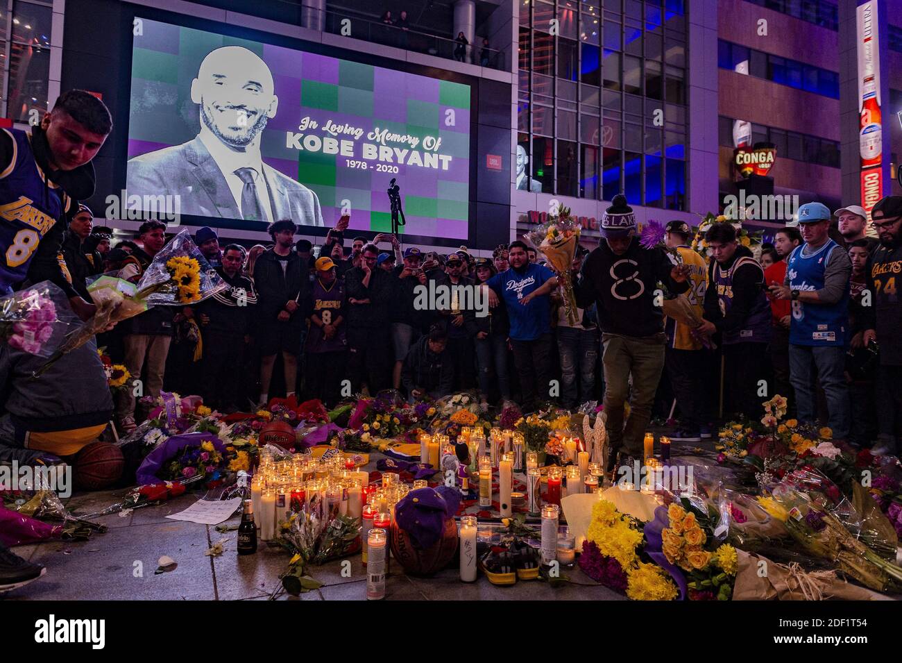Atmosphäre rund um das Staples Center an dem Tag, an dem der ehemalige NBA-Star Kobe Bryant bei einem Hubschrauberabsturz ums Leben kam. 9 Personen starben bei dem Unfall, einschließlich Kobes Tochter und Freunde.26. Januar 2020 in Calabas, Kalifornien. Foto von Lionel Hahn/ABACAPRESS.COM Stockfoto