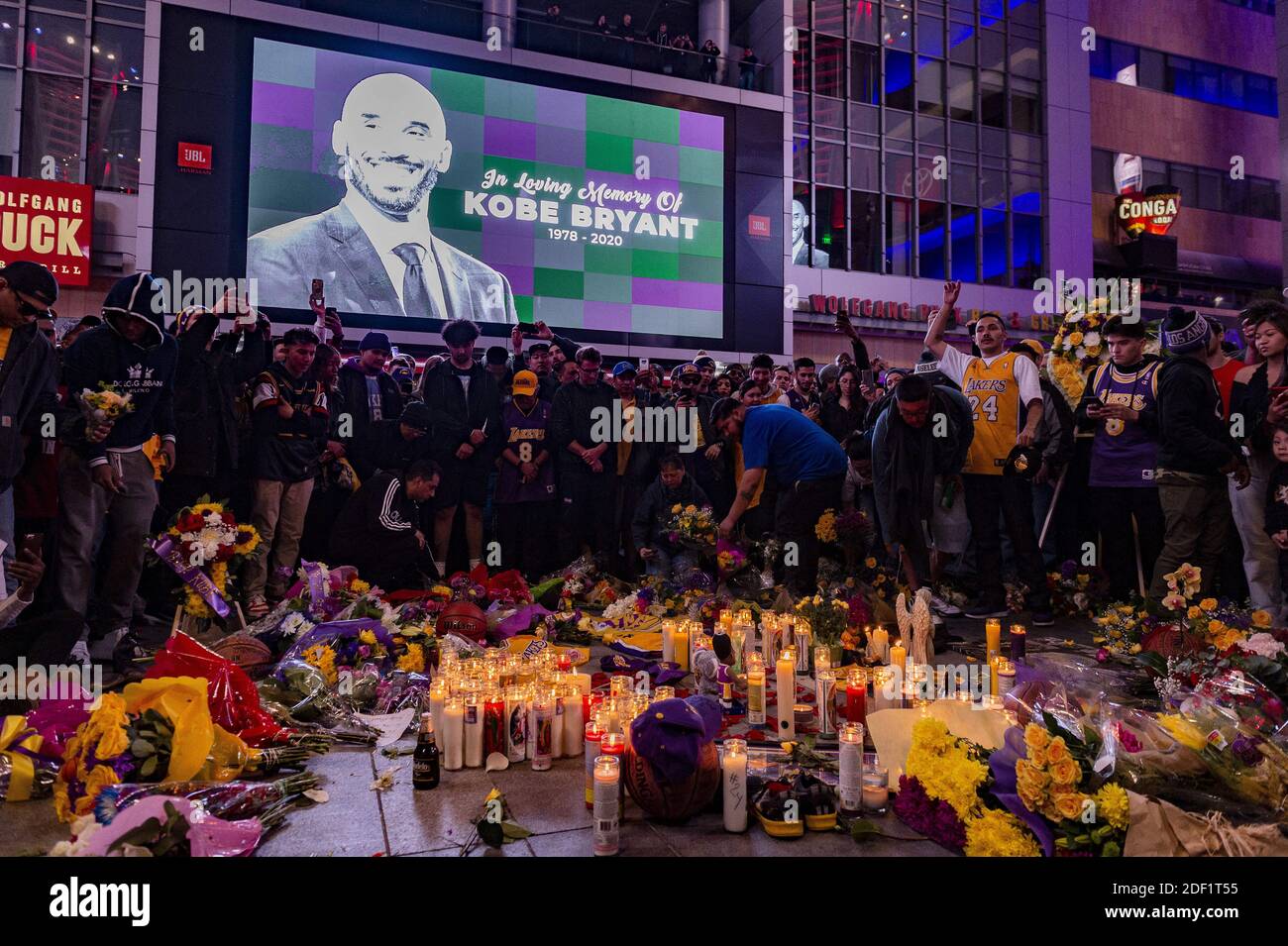 Atmosphäre rund um das Staples Center an dem Tag, an dem der ehemalige NBA-Star Kobe Bryant bei einem Hubschrauberabsturz ums Leben kam. 9 Personen starben bei dem Unfall, einschließlich Kobes Tochter und Freunde.26. Januar 2020 in Calabas, Kalifornien. Foto von Lionel Hahn/ABACAPRESS.COM Stockfoto