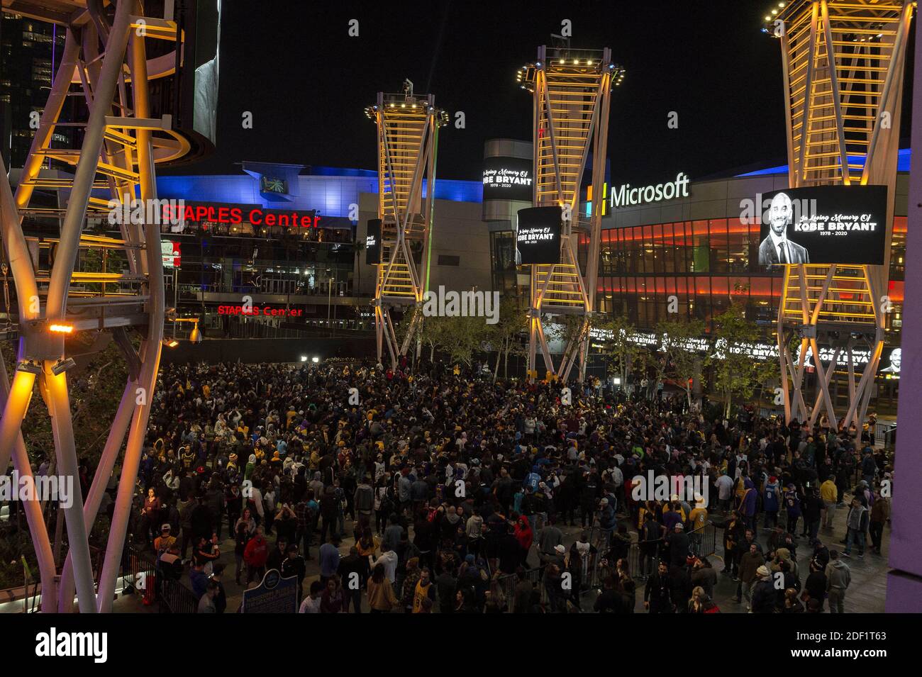 Atmosphäre rund um das Staples Center an dem Tag, an dem der ehemalige NBA-Star Kobe Bryant bei einem Hubschrauberabsturz ums Leben kam. 9 Personen starben bei dem Unfall, einschließlich Kobes Tochter und Freunde.26. Januar 2020 in Calabas, Kalifornien. Foto von Lionel Hahn/ABACAPRESS.COM Stockfoto