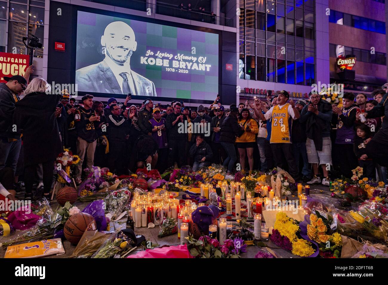Atmosphäre rund um das Staples Center an dem Tag, an dem der ehemalige NBA-Star Kobe Bryant bei einem Hubschrauberabsturz ums Leben kam. 9 Personen starben bei dem Unfall, einschließlich Kobes Tochter und Freunde.26. Januar 2020 in Calabas, Kalifornien. Foto von Lionel Hahn/ABACAPRESS.COM Stockfoto