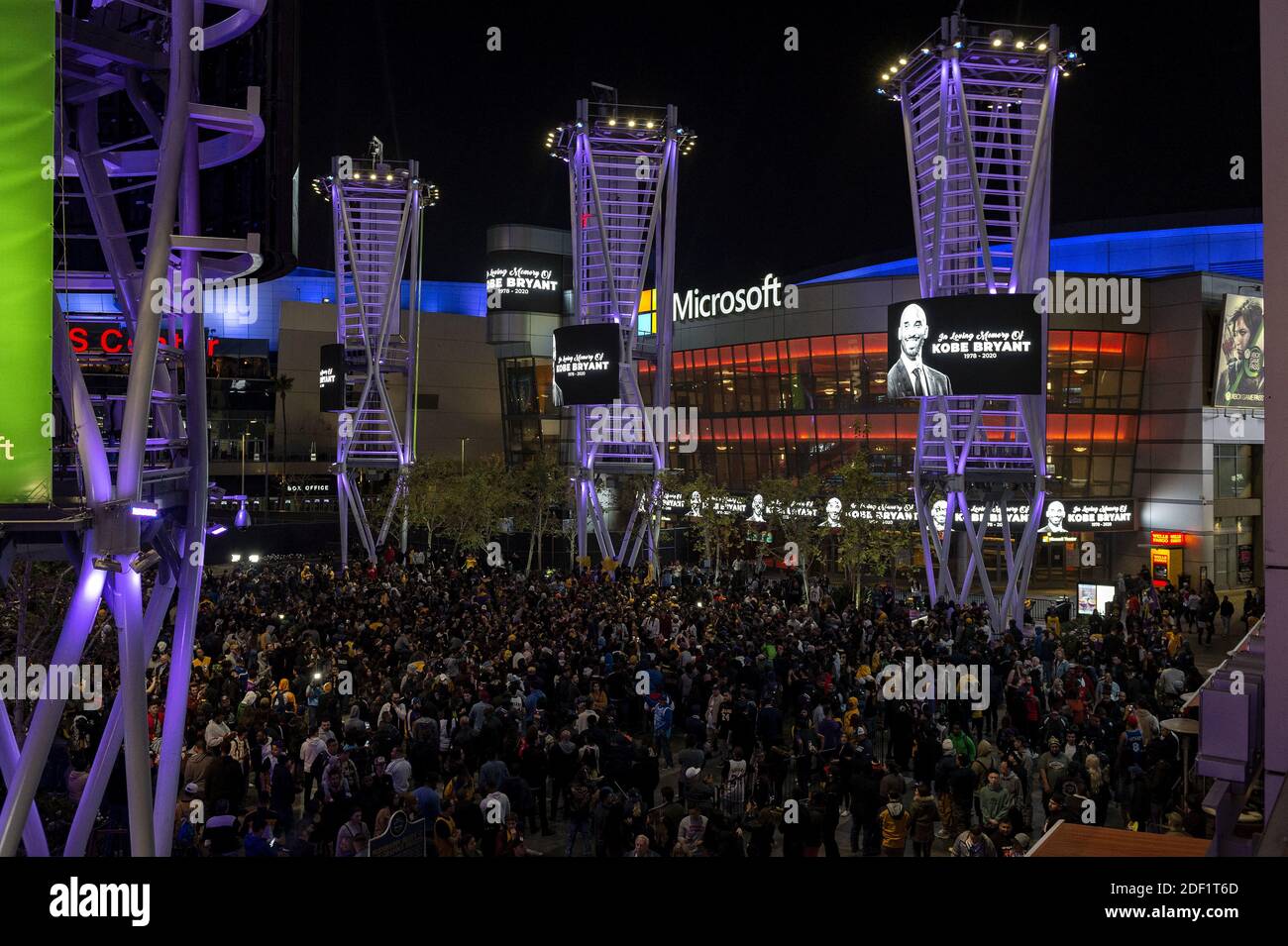 Atmosphäre rund um das Staples Center an dem Tag, an dem der ehemalige NBA-Star Kobe Bryant bei einem Hubschrauberabsturz ums Leben kam. 9 Personen starben bei dem Unfall, einschließlich Kobes Tochter und Freunde.26. Januar 2020 in Calabas, Kalifornien. Foto von Lionel Hahn/ABACAPRESS.COM Stockfoto