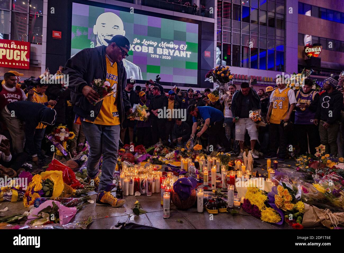 Atmosphäre rund um das Staples Center an dem Tag, an dem der ehemalige NBA-Star Kobe Bryant bei einem Hubschrauberabsturz ums Leben kam. 9 Personen starben bei dem Unfall, einschließlich Kobes Tochter und Freunde.26. Januar 2020 in Calabas, Kalifornien. Foto von Lionel Hahn/ABACAPRESS.COM Stockfoto