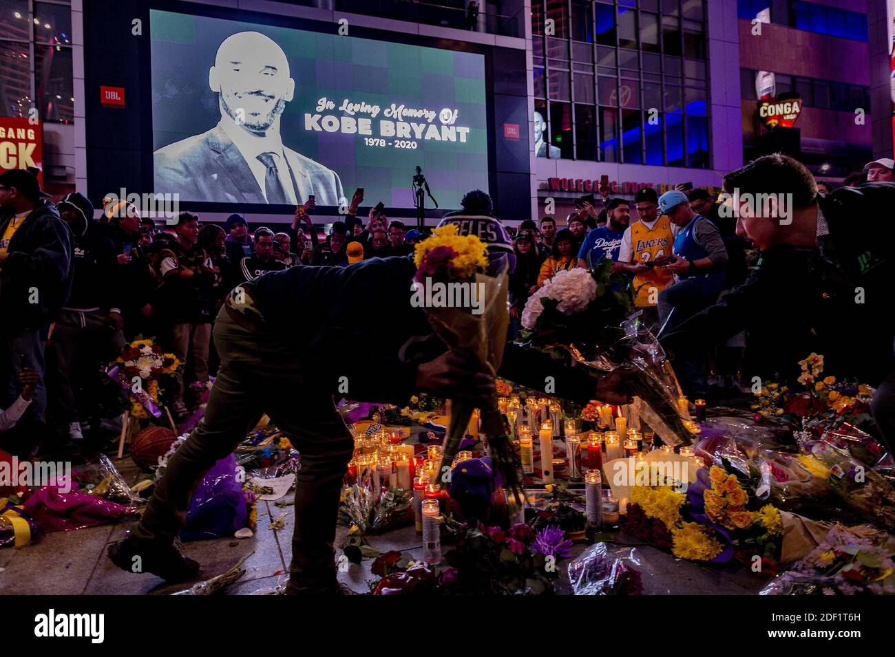 Atmosphäre rund um das Staples Center an dem Tag, an dem der ehemalige NBA-Star Kobe Bryant bei einem Hubschrauberabsturz ums Leben kam. 9 Personen starben bei dem Unfall, einschließlich Kobes Tochter und Freunde.26. Januar 2020 in Calabas, Kalifornien. Foto von Lionel Hahn/ABACAPRESS.COM Stockfoto