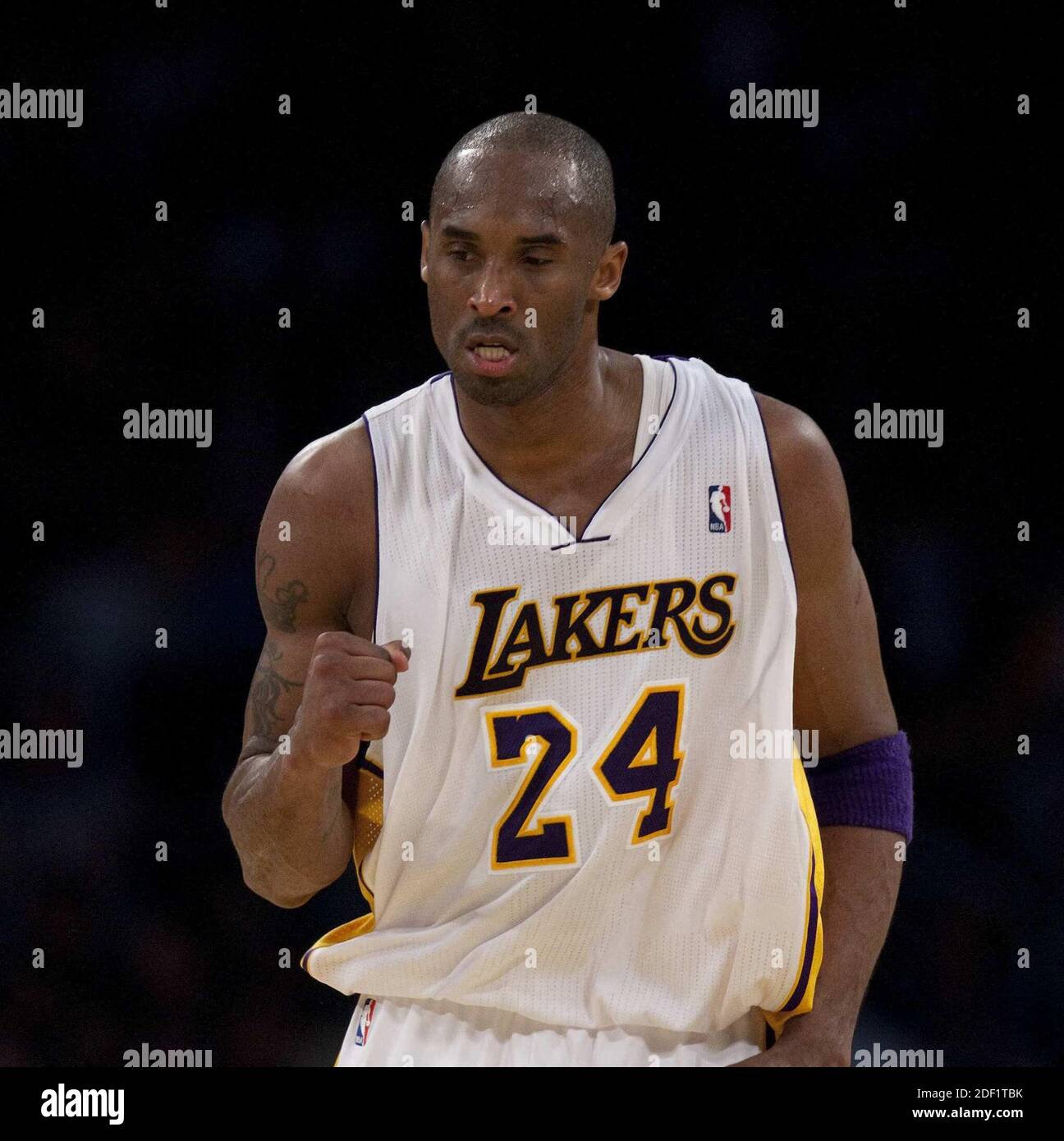 KEIN FILM, KEIN VIDEO, KEIN Fernsehen, KEINE DOKUMENTATION - Datei-Foto von Lakers Garde Kobe Bryant reagiert nach einem Dreizeiger gegen Golden State im vierten Quartal Sonntagabend im Staples Center getroffen. Bryant beendete mit 40 Punkten auf 16-für-28 Schießen. Stockfoto