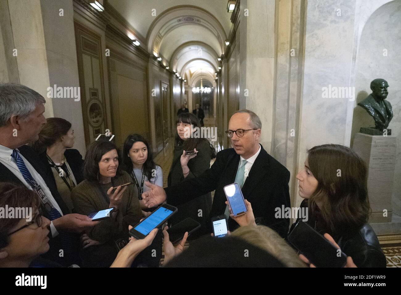 Eric Ueland, der Direktor des Weißen Hauses für Legislative Angelegenheiten, spricht zu Reportern, als sie das US-Kapitol nach dem Abschluss des sechsten Tages im Amtsenthebungsverfahren gegen US-Präsident Donald J. Trump am Montag, 27. Januar 2020, in Washington, DC, USA, verlässt. Foto von Stefani Reynolds/CNP/ABACAPRESS.COM Stockfoto