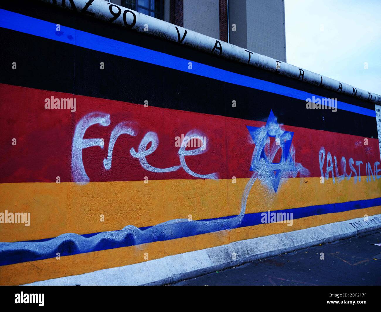 Aktenfoto vom 17. Oktober 2019 von der Berliner Mauer mit antisemitischen Graffiti, das Wandbild, das ursprünglich 1988 auf der East Side Gallery Wand als Erinnerung an den 40. Jahrestag des Kristallnacht-Pogroms in Nazi-Deutschland gemalt wurde, Zeigt eine israelische Flagge mit dem Davidstern auf einer deutschen Flagge. Der Künstler Günther Schaefer restaurierte das Außenkunstwerk zuletzt im März letzten Jahres. Es wurde Berichten zufolge im Laufe der Jahre mindestens 51 Mal verunreinigt. Die East Side Gallery besteht aus 105 Gemälden von Künstlern aus aller Welt, die 1990 auf der Ostseite der Berliner Mauer gemalt wurden. Berlin, Deutschland Stockfoto