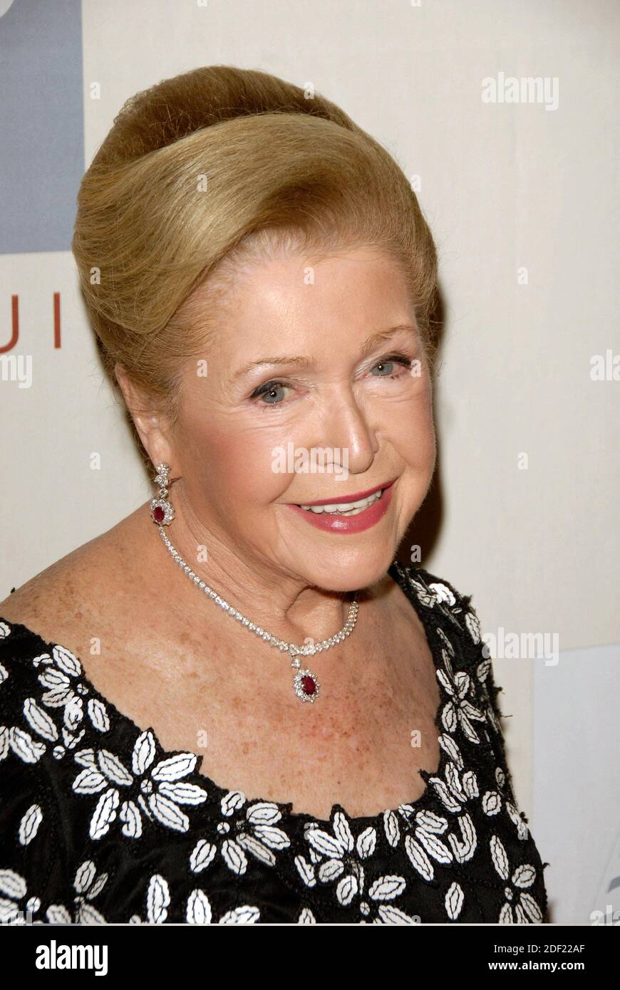 Datei Foto vom 22. Oktober 2007 von Mary Higgins Clark bei der Ankunft für die Third Annual Quill Awards, eine Preisverleihung zu Ehren der besten Bücher des Jahres und der Autoren, die sie verfasst haben, in der Frederick P. Rose Hall im Lincoln Center in New York City, USA. Mary Higgins Clark, die unermüdliche und lang regierende „Queen of Suspense“, deren Geschichten von Frauen, die die Chancen schlugen, sie zu einer der beliebtesten Schriftstellerinnen der Welt machten, starb am Freitag im Alter von 92 Jahren. Ihr Verleger Simon & Schuster gab bekannt, dass sie in Naples, Florida, an natürlichen Ursachen gestorben sei. Foto von David Miller/ABACPRESS.COM Stockfoto