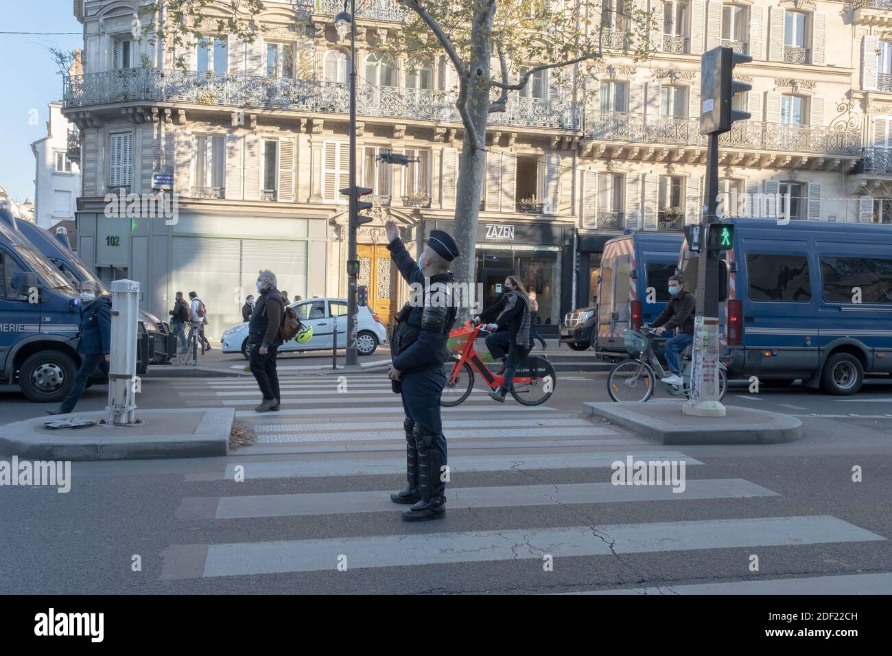 Paris, Frankreich - 28. November 2020 : auf dem marsch gegen das globale Sicherheitsgesetz betreiben Polizisten eine Drohne Stockfoto