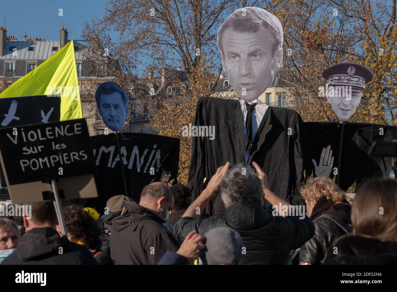 Paris, Frankreich - 28. November 2020 : auf dem marsch gegen das globale Sicherheitsgesetz, riesige Marionetten von Macron, Darmanin und Lallemand. Stockfoto