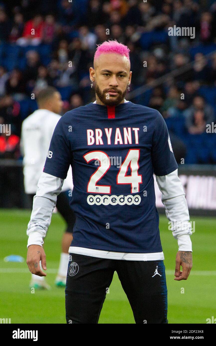 Neymar da Silva Santos trägt ein PSG-Trikot, das den Namen des verstorbenen  Basketball-Spielers Kobe Bryant beim Aufwärmen vor dem Fußballspiel Ligue 1  Paris Saint-Germain (PSG) gegen Montpellier Herault SC am 1. Februar