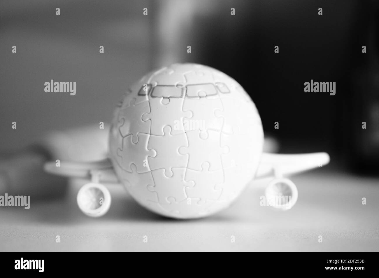 Ein weicher Fokus eines 3D-weißen Flugzeug Puzzle auf Eine weiße Oberfläche Stockfoto