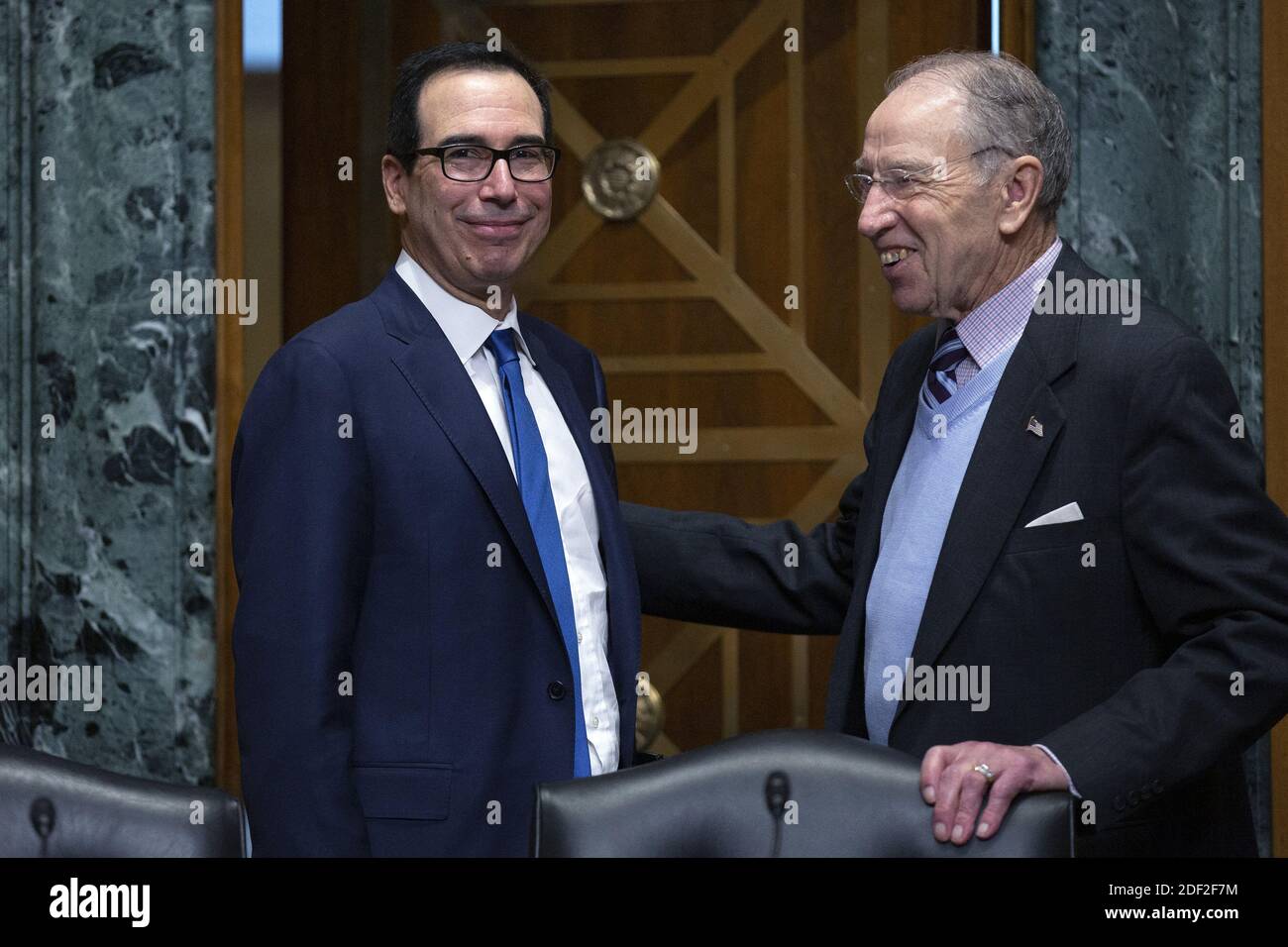 US-Finanzminister Steven T. Mnuchin begrüßt den US-Senator Chuck Grassley (Republikaner von Iowa), als er vor dem US-Finanzausschuss des Senats über den Haushalt für das Geschäftsjahr 2021 im US-amerikanischen Kapitol in Washington D.C., USA, am Mittwoch, den 12. Februar, aussagt. 2020. Foto von Stefani Reynolds/CNP/ABACAPRESS.COM Stockfoto