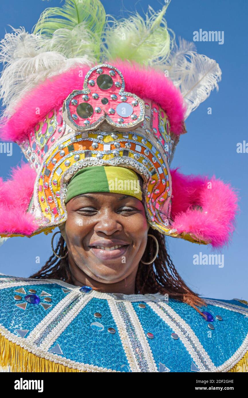 Miami Beach Florida, South Beach, Ocean Drive, schwarz afrikanische Afrikaner Karibik Frau, weibliche Junkanoo Tänzerin Karneval Kostüm Regal, Stockfoto