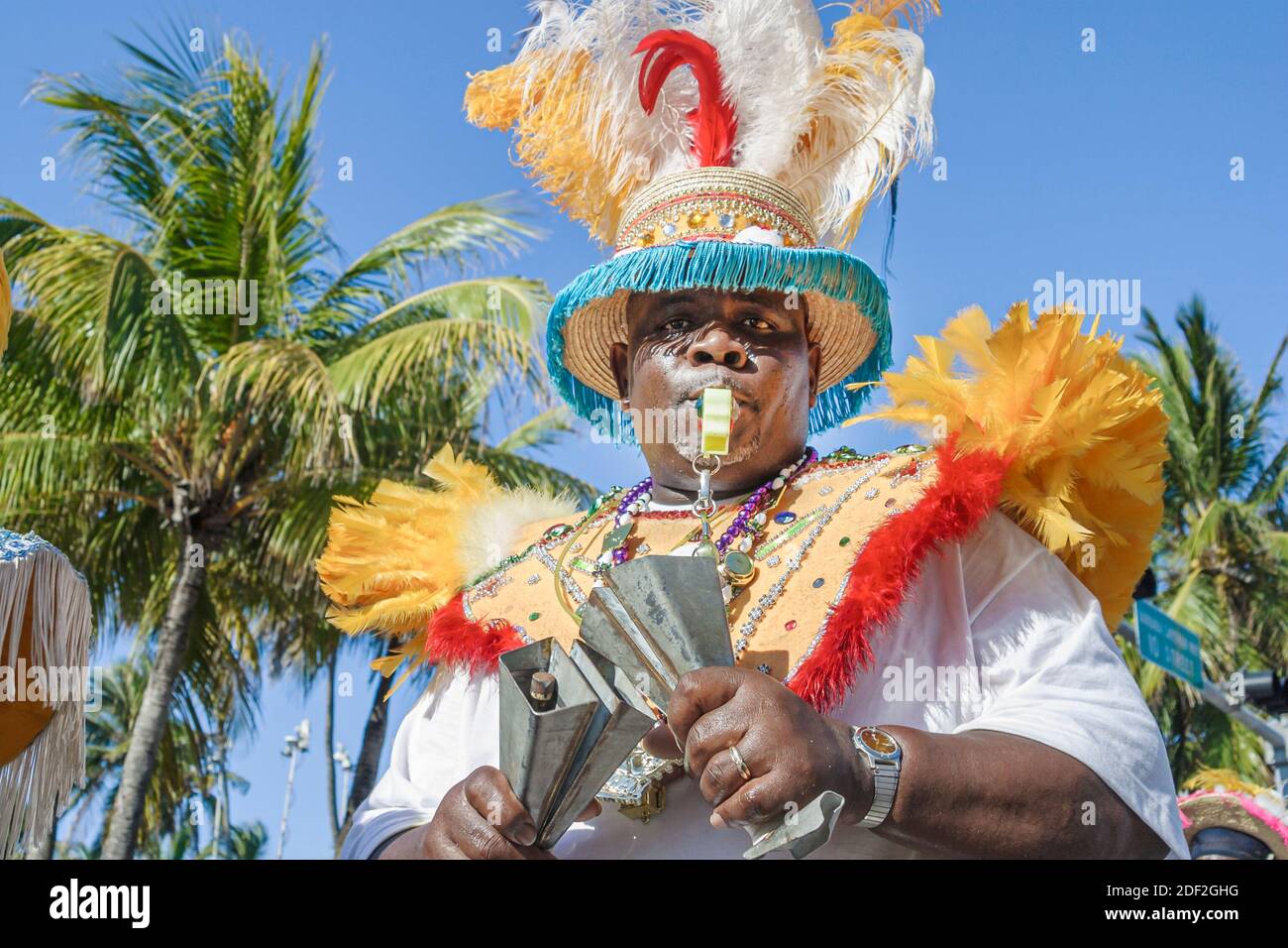 Miami Beach Florida, South Beach, Ocean Drive, schwarzafrikanischer afrikanischer karibischer Mann, Junkanoo-Band Glocke Cowbell Whistle Spieler Musiker, der aufführt Stockfoto