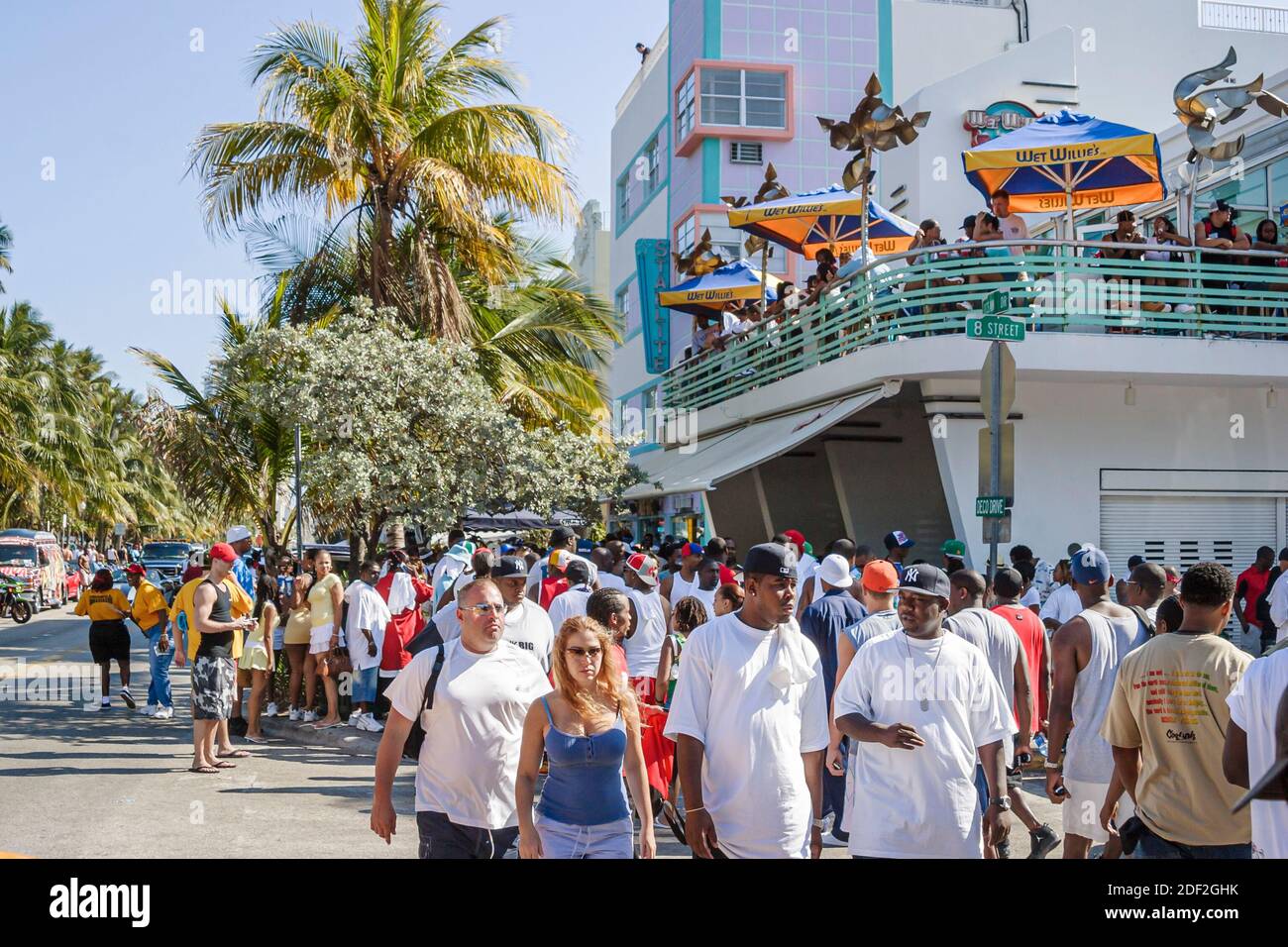 Miami Beach Florida, South Beach, Ocean Drive, Hip Hop Memorial Day Wochenende schwarzafrikanische Afrikaner Menge, Mann Männer Frau Frau Wet Willie's Bar Restaurant Stockfoto